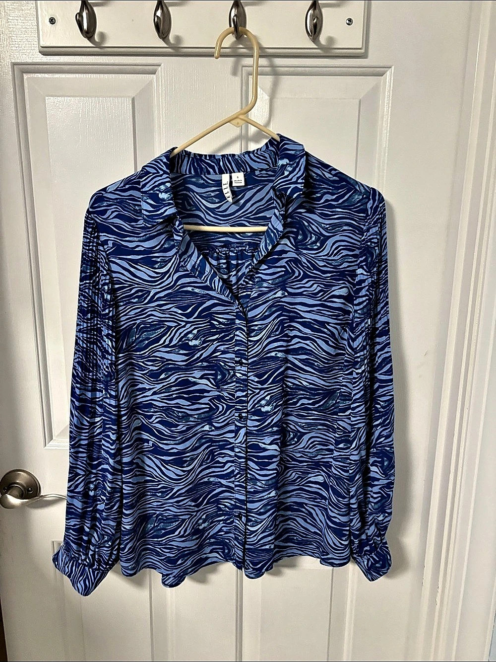 Elle Abstract Print Blouse in Blue & White Size Small Like New